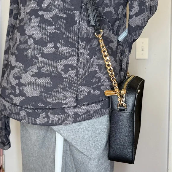 Michael Kors’s NWOT luxury leather black Crossbody bag w/gold hardware, - Picture 3 of 11